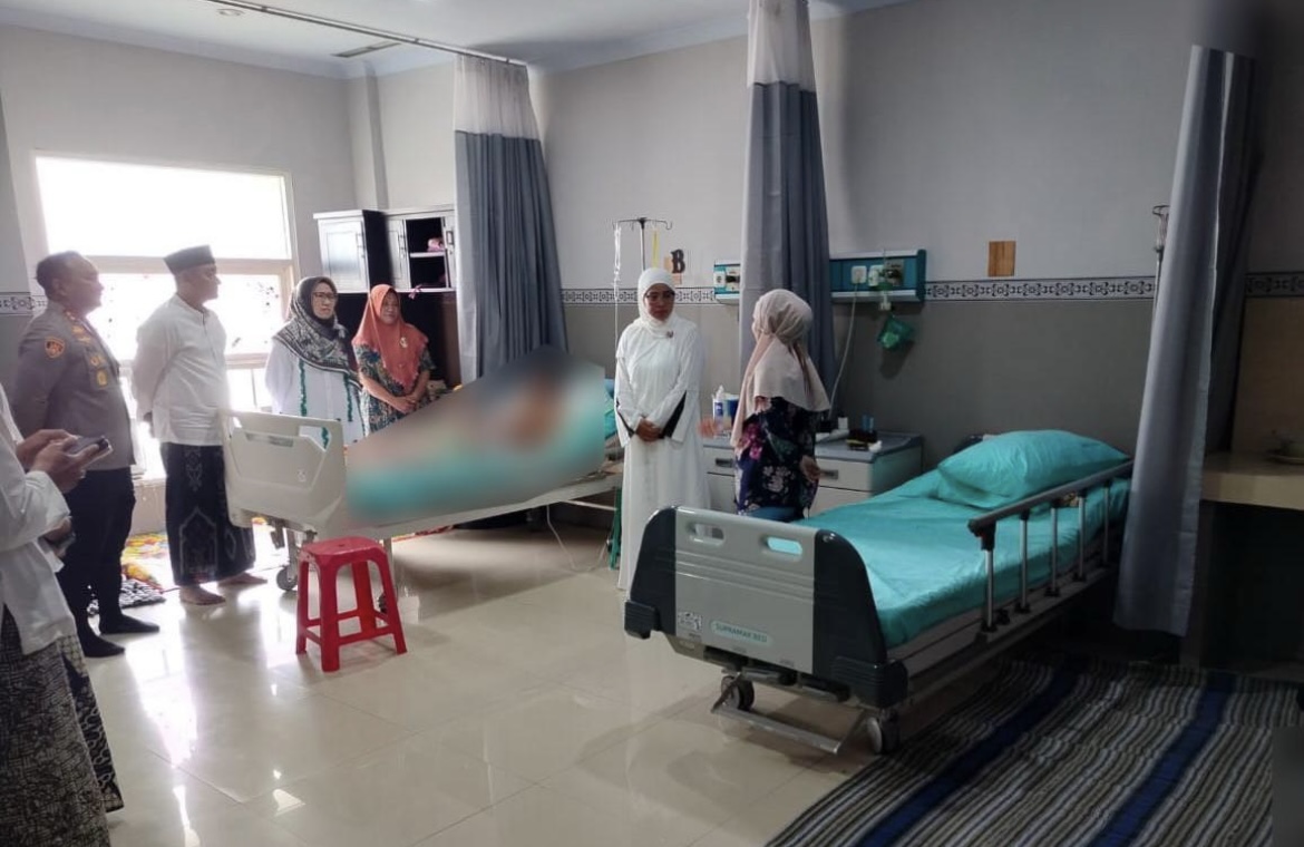 SAMBANG: Bupati Lumajang, bersama jajarannya saat menjenguk anggota kepolisian yang tengah berbaring diatas ranjang RS Haryoto, Lumajang akibat luka sabetan sajam, kemarin.(ADE APRYANIS/RAME)