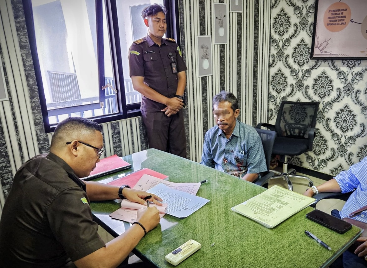 PERIKSA: Terdakwa kasus pencabulan sejumlah siswi SMP di Lumajang saat menjalani pemeriksaan, beberapa waktu lalu.(ATIEQSON MAR IQBAL/RAME)