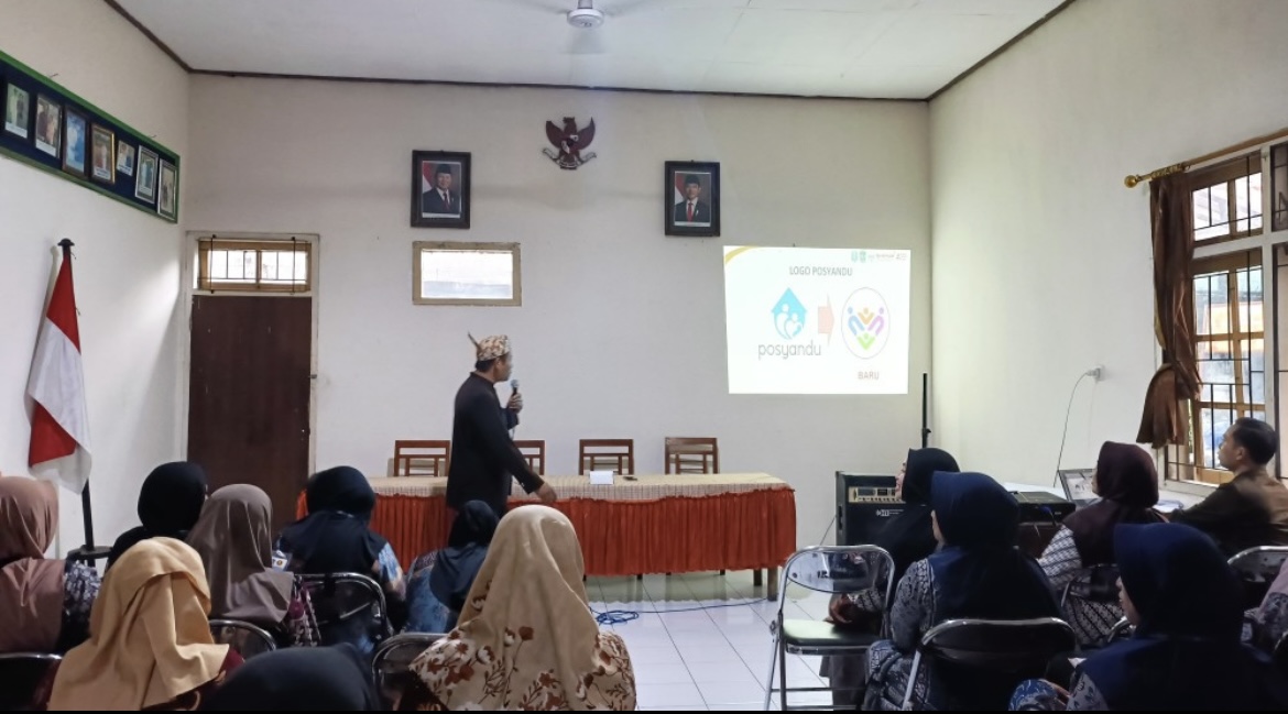 BIMBING: Sejumlah kader posyandu saat menerima materi untuk meningkatkan kompetensi dan kapasitas sebagai kader.(ATIEQSON MAR IQBAL/RAME)