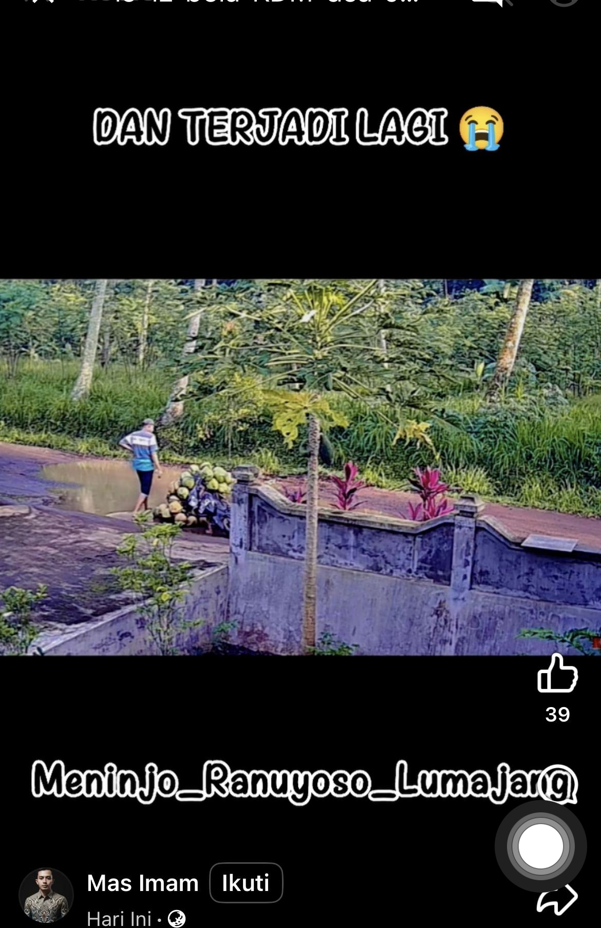Tangkap layar saat warga terjatuh ketika tak bisa menghindari jalan berlubang.