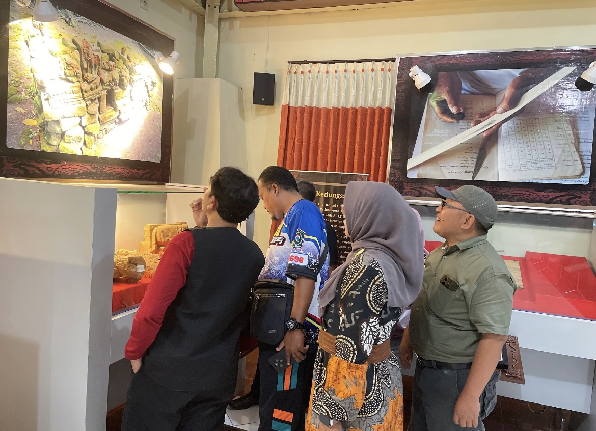 PANTAU: Tim ahli cagar budaya (TACB) saat melihat relief situs Kedungsari di Museum Lumajang. (ADE APRYANIS/RAME)