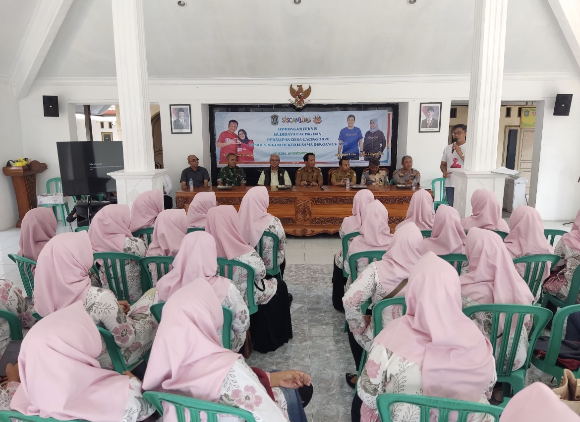 DILATIH: Kader posyandu dan anggota BUMDes Tukum dapat pelatihan pengelolaan cacing, kemarin.(ADE APRYANIS/RAME)