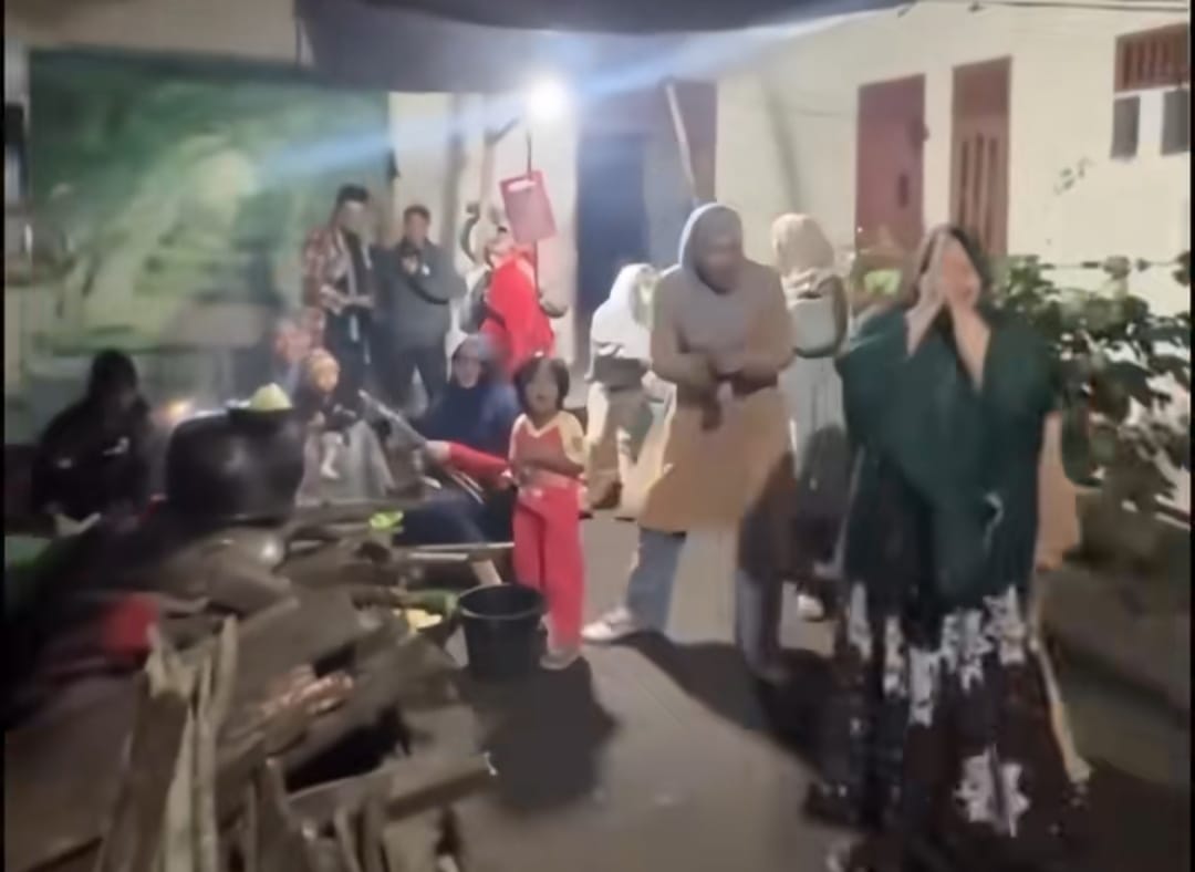 Tangkapan layar detik-detik genset menyala dan menghidupkan lampu di dapur umum pengungsian Aceh. (TikTok/zaits_bf)