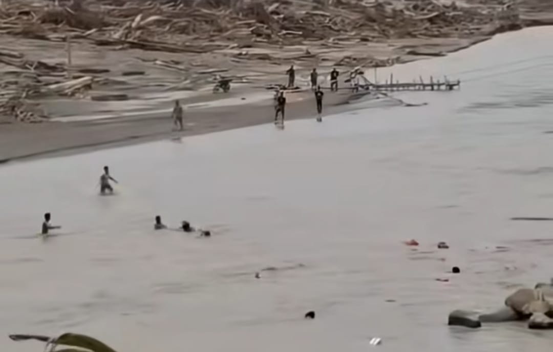 Tangkapan layar detik-detik warga mencoba menyelamatkan penumpang boat getek yang terbalik di di Peusangan Selatan, Bireuen, Aceh Tamiang. (TikTok/zaits_bf)