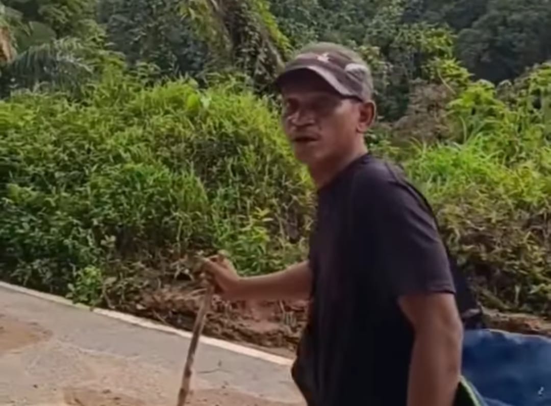 Tangkapan layar seorang pria yang rela berjalan dari Sibolga menuju Tarutung untuk kabarkan keluarga selamat dari banjir. (Facebook/Ndoetch Dani)