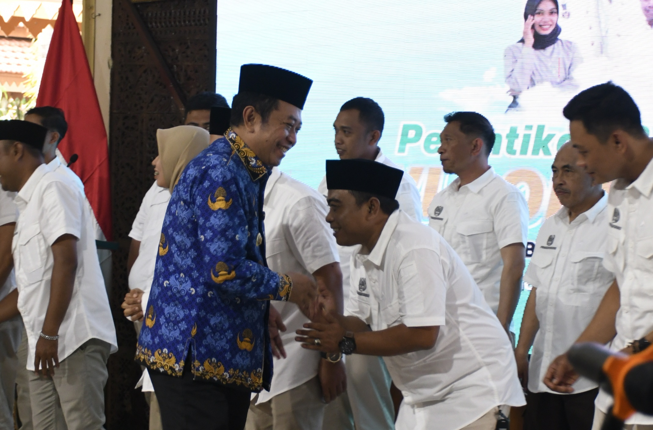 Bupati Bondowoso, Abdul Hamid Wahid (biru) mengucapkan selamat kepada Pengurus PWI Bondowoso yang baru dilantik.