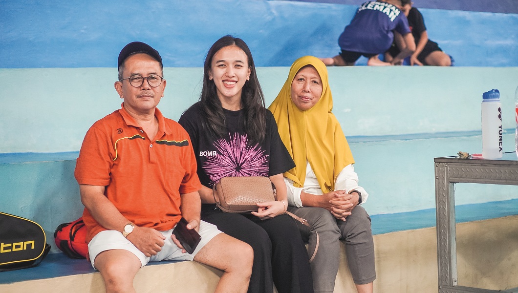 QUALITY TIME: Seusai meraih medali perak pada SEA Games 2025 di Thailand, atlet bulu tangkis Jember, Febriana Dwipuji Kusuma, mengunjungi klub semasa kecil, bersama keluarganya.