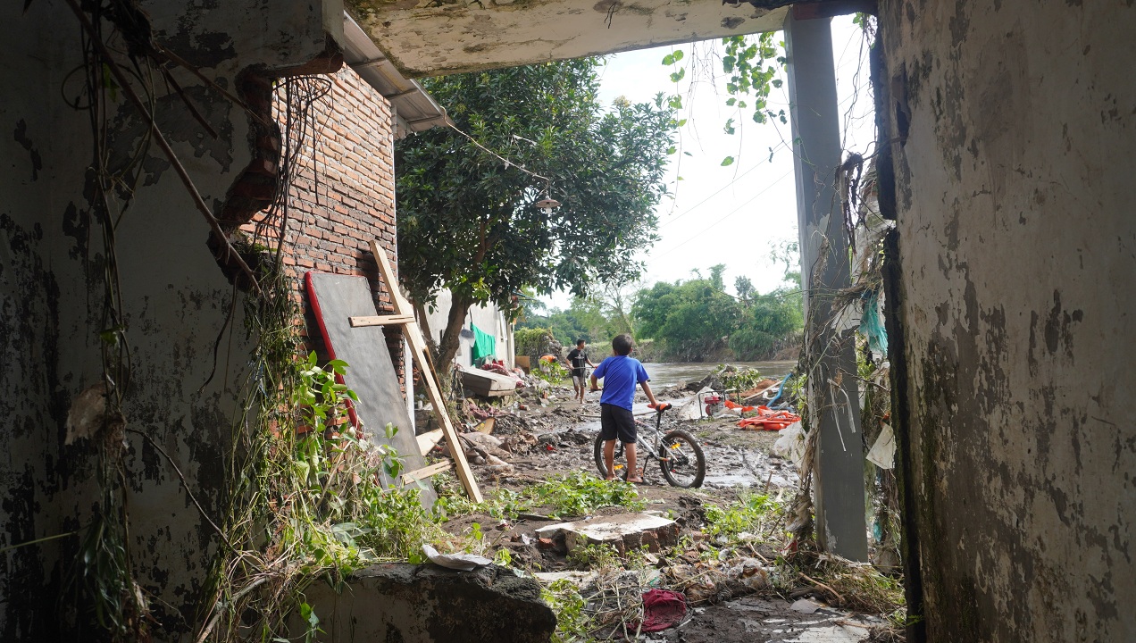 LULUH LANTAK: Bekas banjir dari luapan Sungai Bedadung yang menyasar warga di perumahan Villa Indah Tegal Besar, Jember, yang terjadi pada Senin malam (16/12).