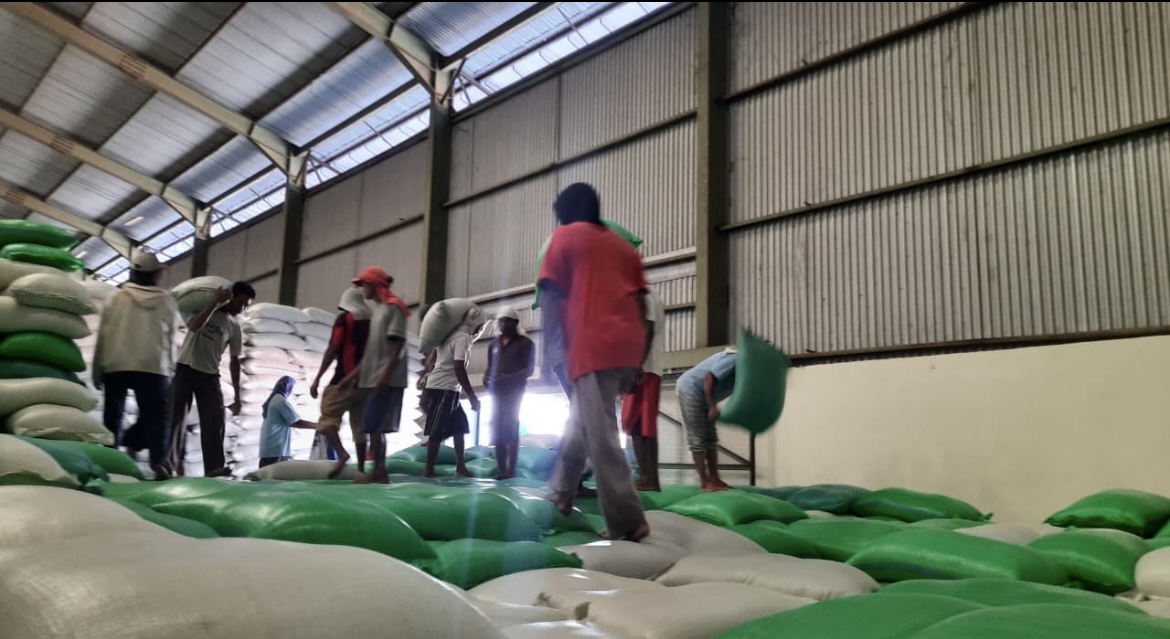 DISTRIBUSI: Sejumlah pekerja saat mengangkut beras ke gudang bulog beberapa waktu lalu.(FAQIH HUMAINI/RADAR IJEN)