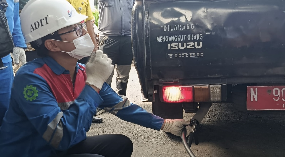 UJI: Salah satu petugas saat mengecek emisi kendaraan bermotor, kemarin.(ATIEQSON MAR IQBAL/RAME)
