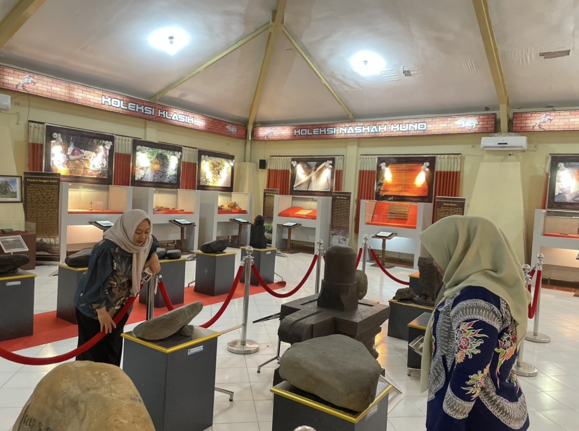 PAMERKAN: Warga Lumajang saat melakukan kunjungan ke Museum Kabupaten Lumajang untuk melihat ratusan koleksi peninggalan sejarah kuno.(ADE APRYANIS/RAME)