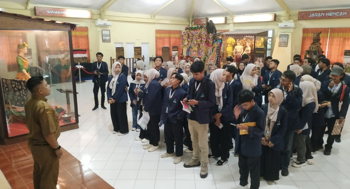 ANTUSIAS: Puluhan mahasiswa asal Jember saat mengunjungi museum Lumajang.(ADE APRYANIS/RAME)