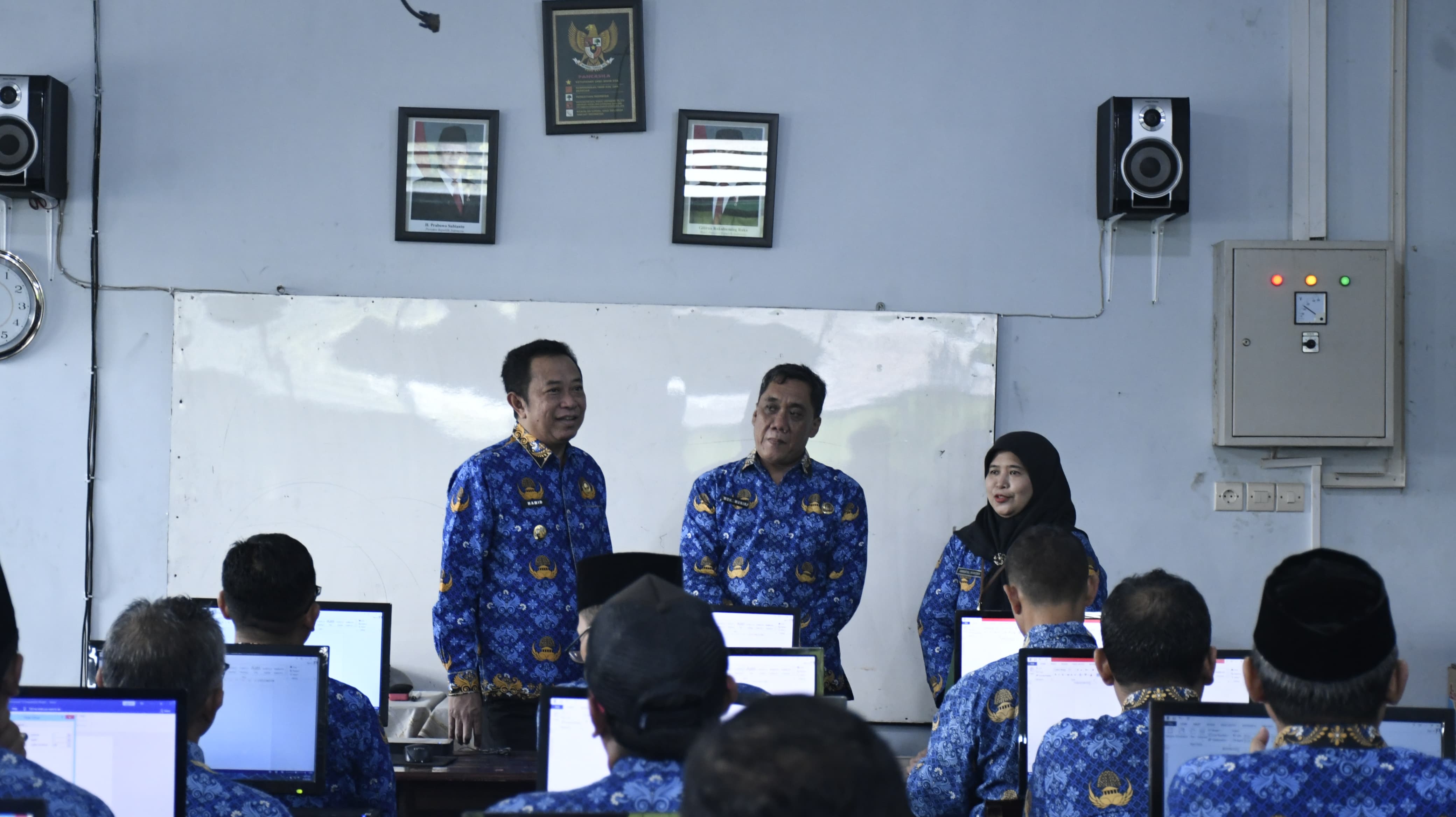 MENINJAU LANGSUNG: Bupati Abdul Hamid (paling kiri) dan beberapa pejabat lain saat meninjau proses tes penyusunan makalah open bidding.