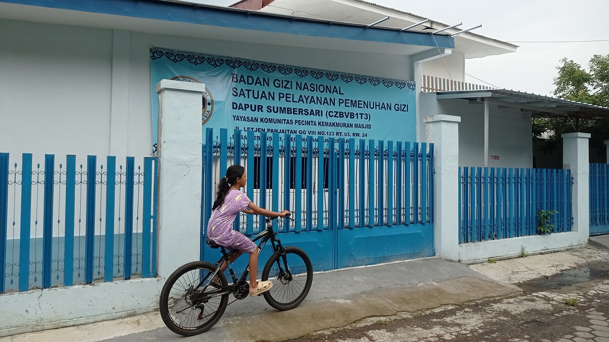 BERHENTI: Kondisi SPPG Kebonsari di Kecamatan Sumbersari terlihat sepi, kemarin. Berdasar keterangan warga, Dapur MBG ini berhenti beroperasi sementara mulai 11 Desember lalu.