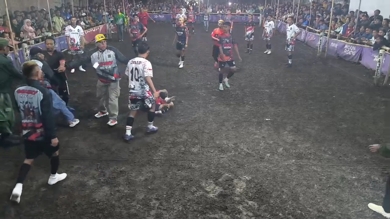 Wadit hadang atau gobak sodor di Bondowoso menjadi korban pemukulan pelatih dan official ketika memimpin pertandingan.