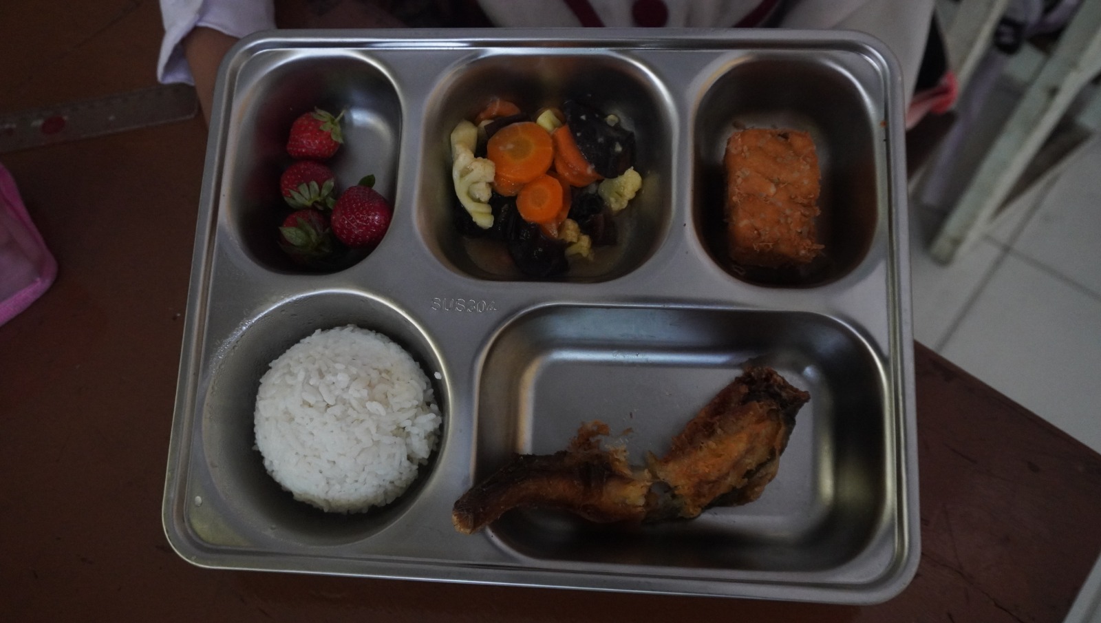 GRATIS: Menu MBG di salah satu sekolah disajikan dengan cukup baik. M SIDKIN ALI/RADAR JEMBER