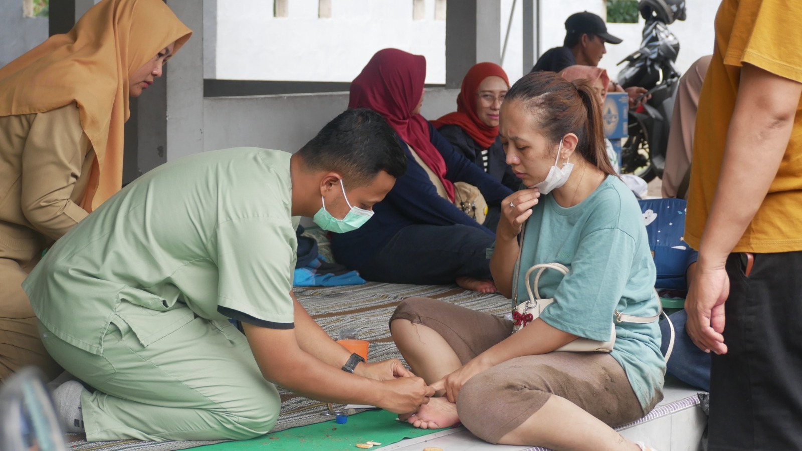 DIPERIKSA: Nakes Puskesmas Kaliwates melakukan pemeriksaan kesehatan kepada warga terdampak banjir di Perumahan Villa Indah Tegal Besar, Kecamatan Kaliwates.&nbsp;