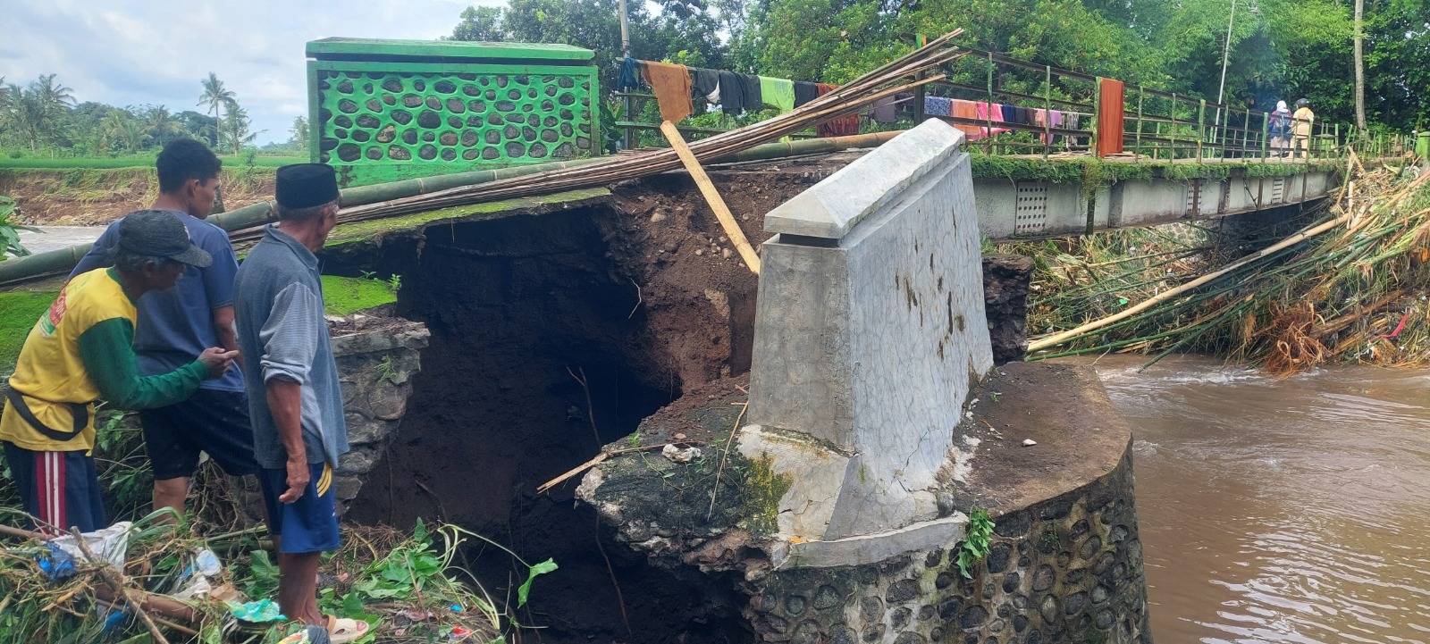 FONDASI AMBROL: Penampakan jembatan alternatif di Dusun Kloncing Utara, Desa Patemon, Kecamatan Pakusari setelah dihantam banjir, kemarin.