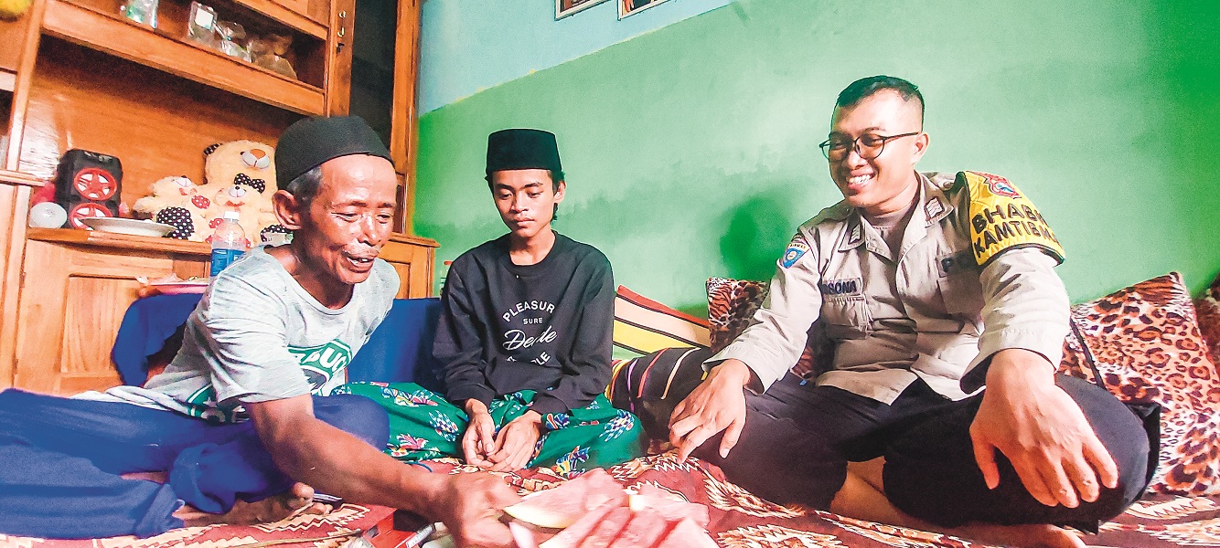 Muhammad Rohman (tengah), warga Dusun Krajan, Desa/Kecamatan Sukorambi, sempat hilang selama 25 hari di hutan Papuma, Desa Lojejer, Wuluhan, dan ditemukan Rabu (17/12).