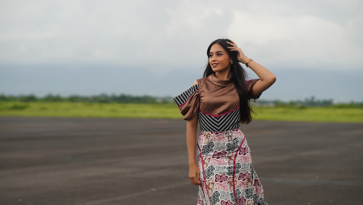 PERCAYA DIRI: Duta Wisata, Ning Jember, Zahwa Aghnia Nurtriansyah, di Bandara Notohadinegoro.
