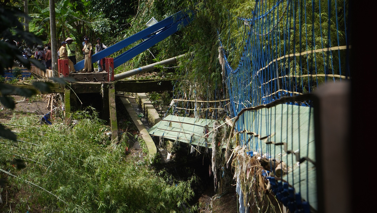 PERLU PERBAIKAN: Kondisi Jembatan Darus penghubung Ajung-Jubung rusak akibat banjir.