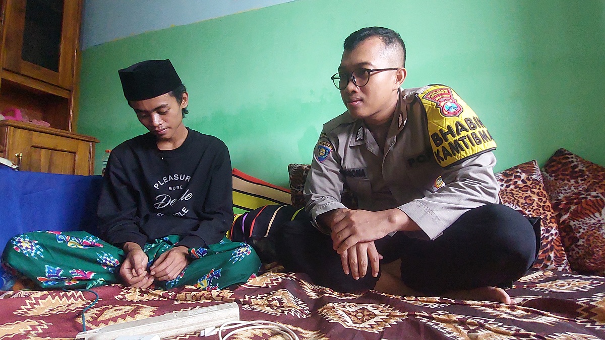 MASIH LEMAS: Muhammad Rohman, warga Dusun Krajan RT 001 RW 001, Desa/Kecamatan Sukorambi bersama Bripka Gressona, Bhabinkamtibmas Desa/ Kecamatan Sukorambi.