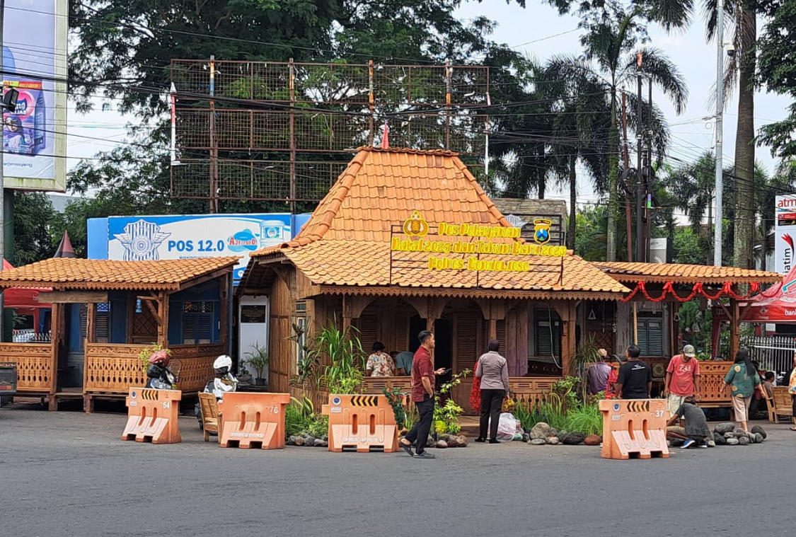 MULAI DIBANGUN: Sejumlah petugas mendirikan pos pantau di Alun-alun Bondowoso.