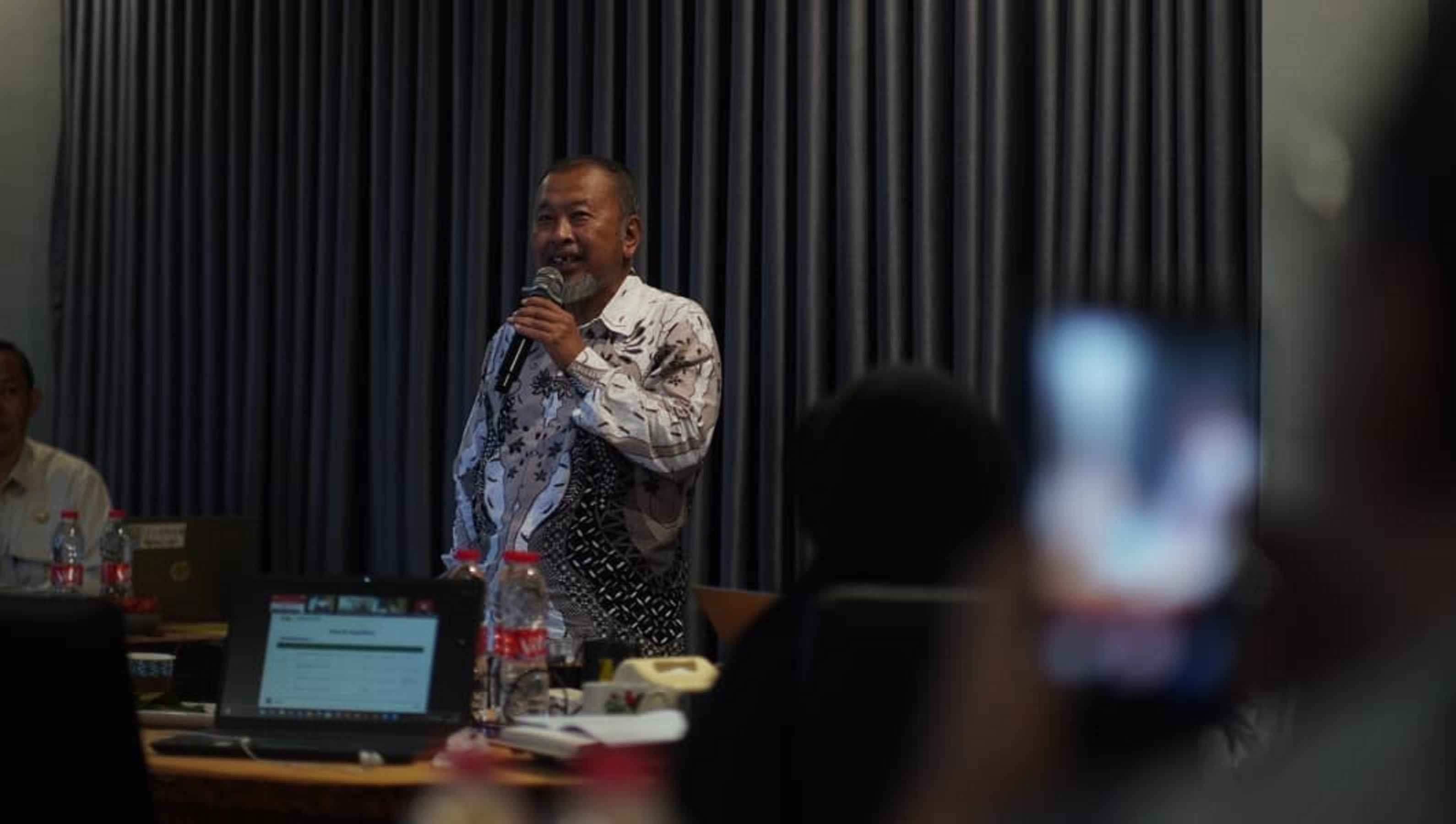 MEMAPARKAN: Staf Depekab Jember Fathurozi saat menyampaikan beberapa alternatif kenaikan UMK Jember, kemarin (19/12).