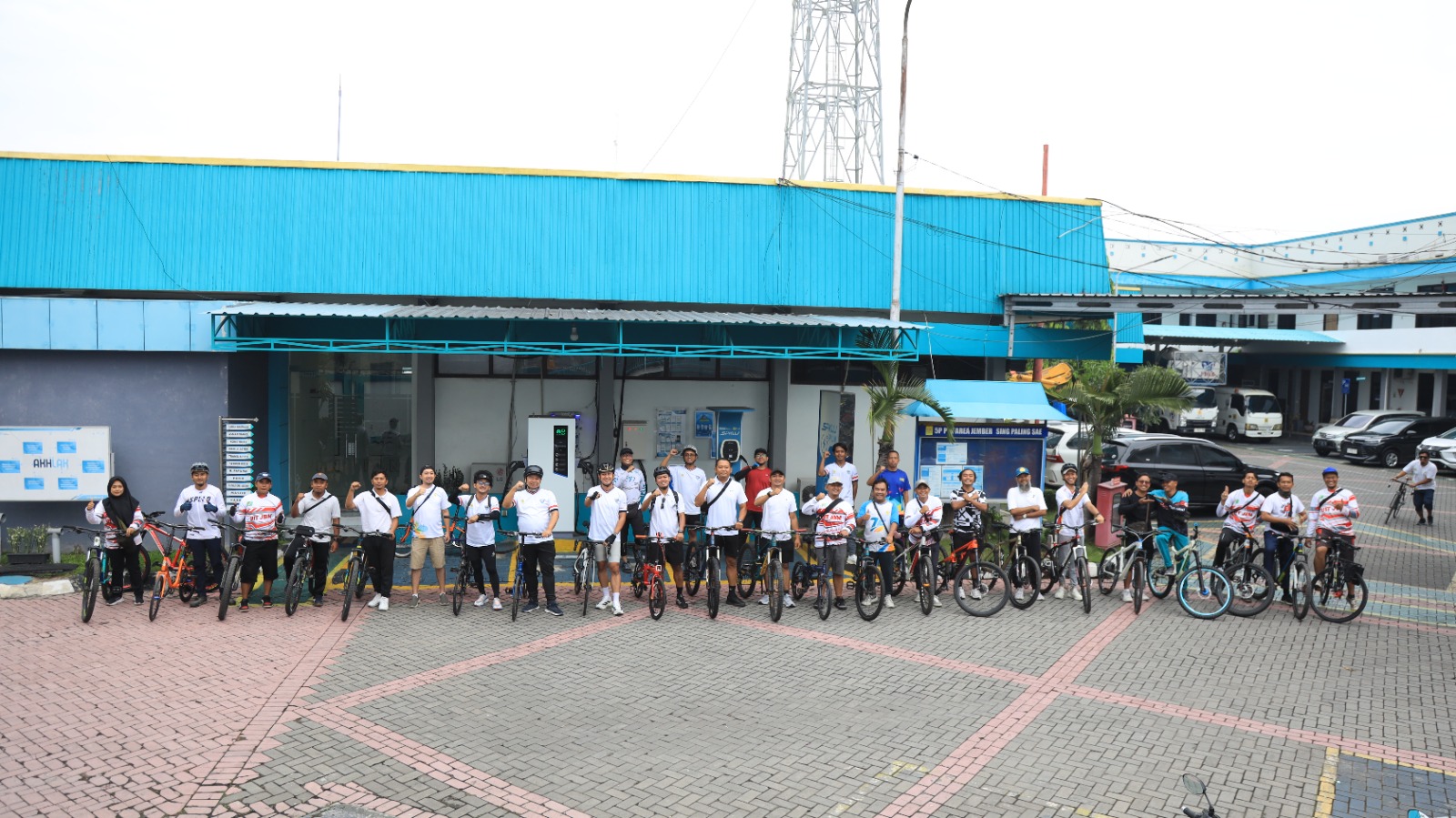 SIGAP : Pasukan personil PLN UP3 Jember, Fun Bike menuju posko pelayanan untuk memastikan seluruh personel, peralatan, dan sistem kelistrikan dalam kondisi siap siaga.