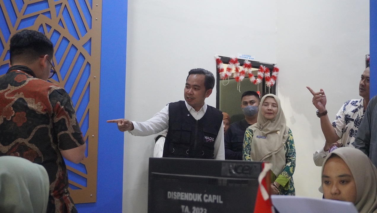 CEK PELAYANAN: Bupati Fawait, bersama sejumlah kepala ODP, saat turun langsung mengecek pelayanan publik sebagai respons atas aduan masyarakat yang masuk melalui kanal Wadul Guse.