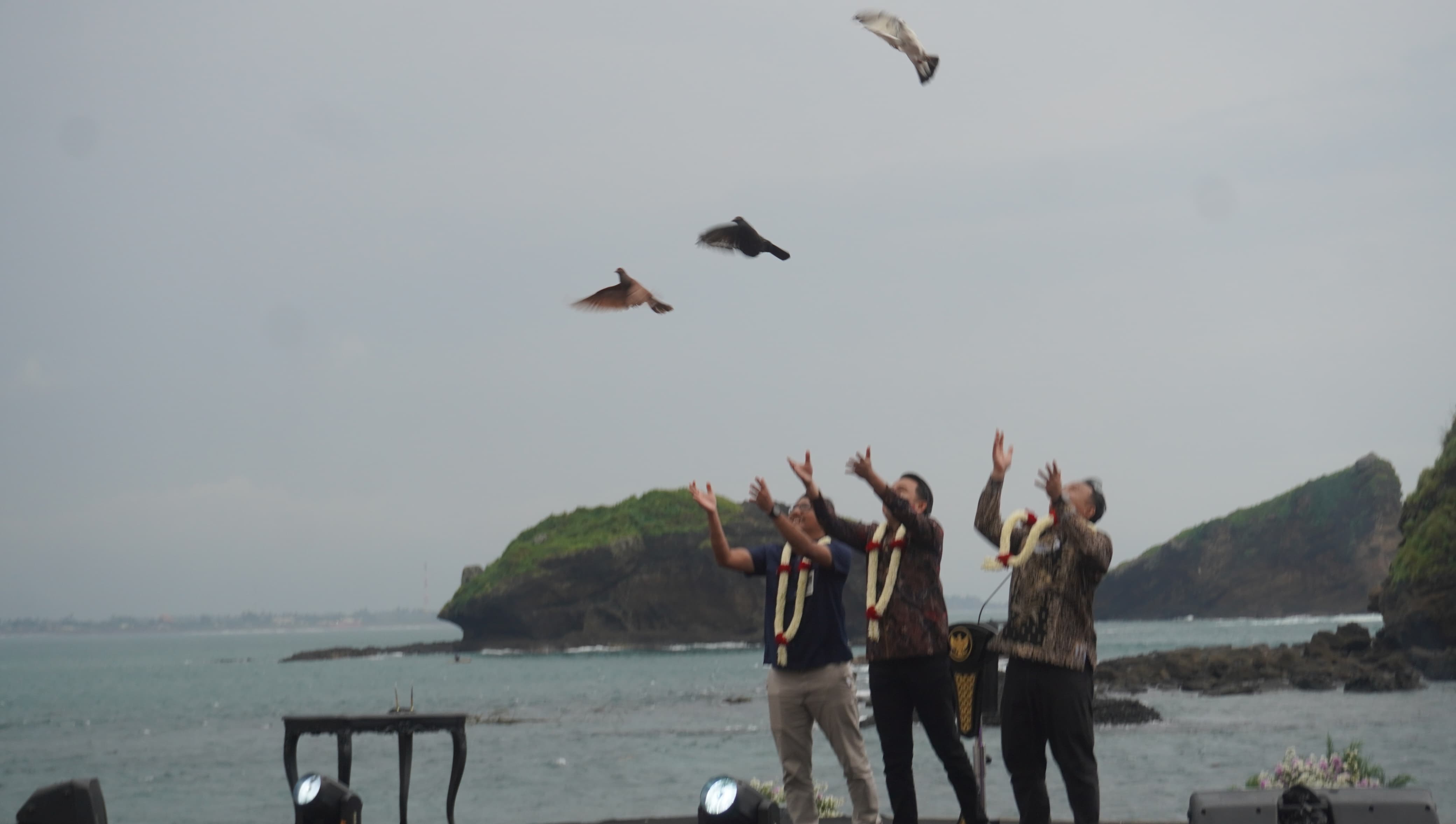 Bupati Fawait, Kepala Perhutani Jatim dan Direktur PT. Palawi, saat melepas merpati untuk menandai kesepakatan kerjasama penyatuan Watu Ulo dan Papuma, di Pantai Papuma, (19/12). (Maulana/JPRJ)