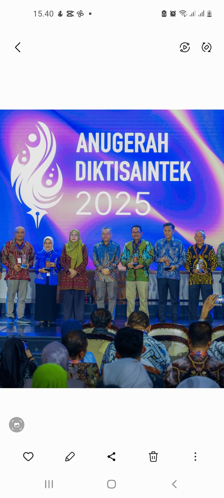 Anugerah Diktisaintek 2025 : Direktur Polije (batik hijau) menerima penghargaan Prestasi Nasional dari Kementrian Diktisaintek