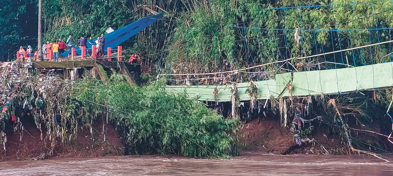 DITERJANG BANJIR: Jembatan sepanjang 80 meter di Dusun Krajan, Desa Karangbayat, Kecamatan Sumberbaru rusak setelah diterjang banjir, Senin (8/12) lalu, dan belum ada perbaikan hingga kemarin.
