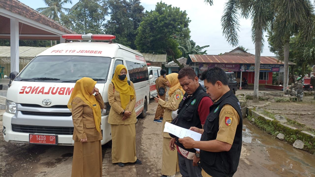 KAWAL KESEHATAN: Nakes Puskesmas Kaliwates bersiap melakukan pemeriksaan kepada warga yang terdampak banjir. Di lapangan diketahui banyak yang batuk pilek.