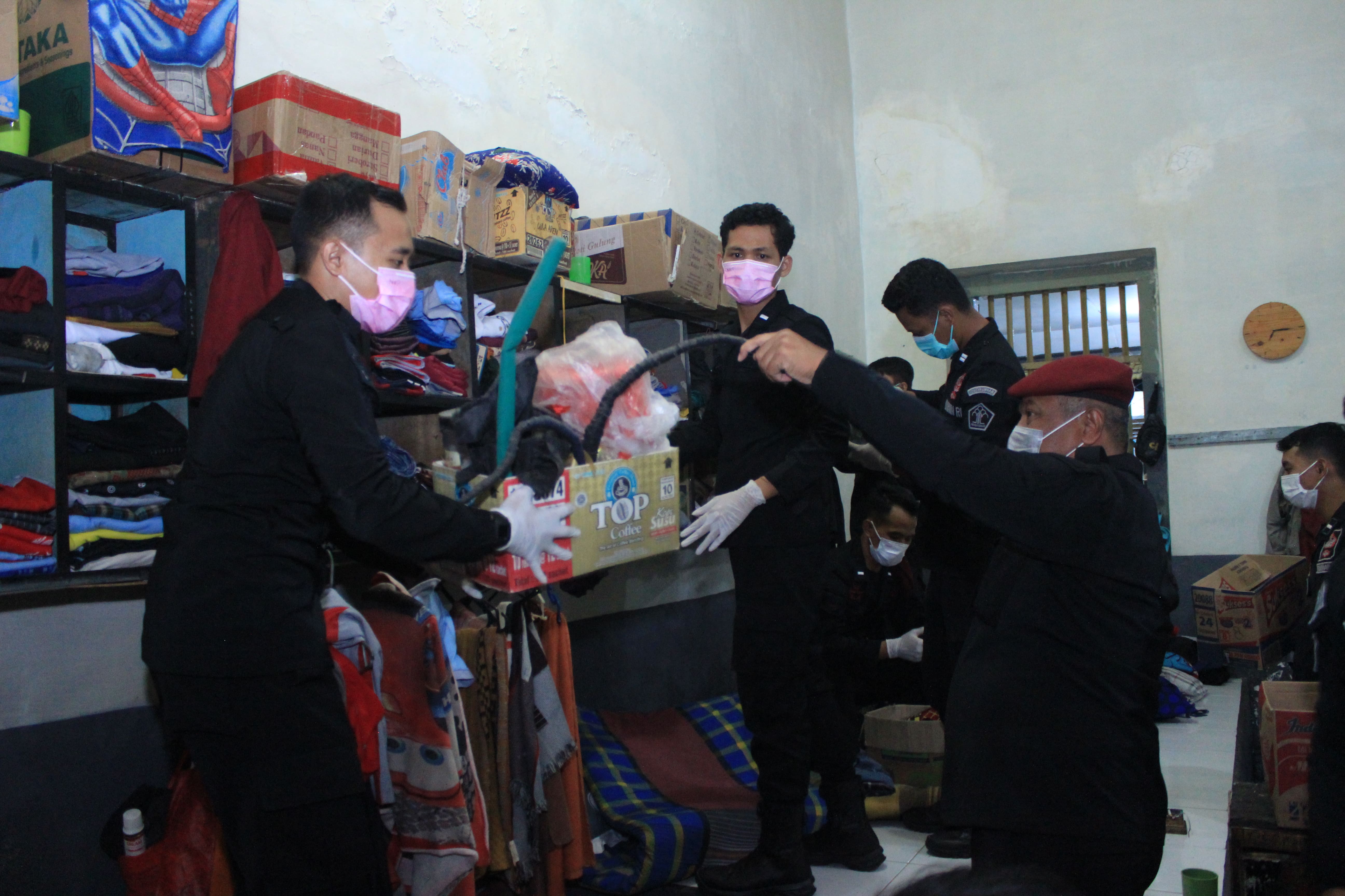 TELITI: Petugas gabungan memeriksa setiap barang yang ada di dalam kamar hunian para narapidana Lapas Bondowoso.