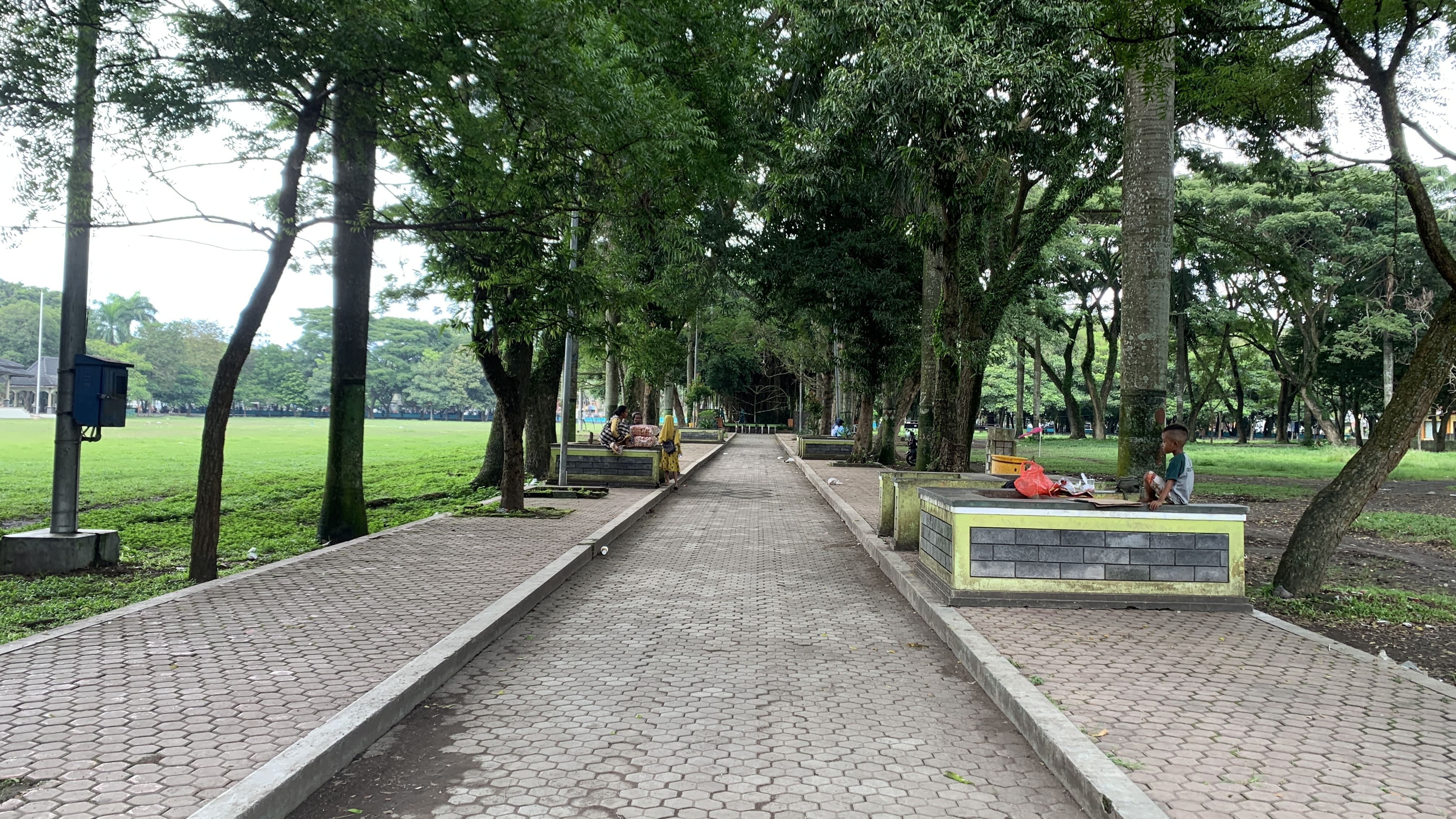 BELUM IDEAL: Kondisi Alun-alun Bondowoso yang masih saja banyak disinggahi pengamen, pengemis di beberapa sudutnya. Kesan kumuh masih melekat di alun-alun Bondowoso