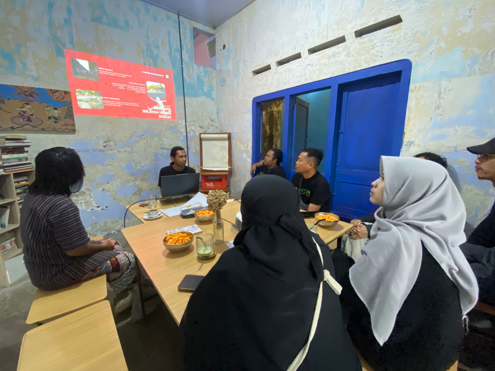 SERIUS: Sejumlah pemuda yang tergabung dalam Kulon Project membahas kondisi alun-alun RBA Ki Ronggo beberapa hari lalu.