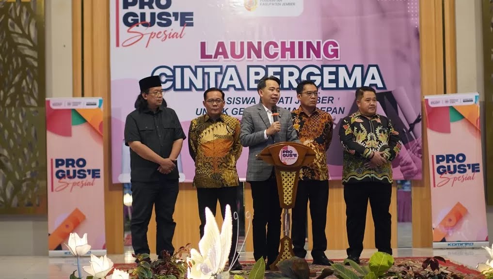 HARAPAN BARU: Bupati Fawait saat melaunching Beasiswa Cinta Bergema Pemkab Jember.