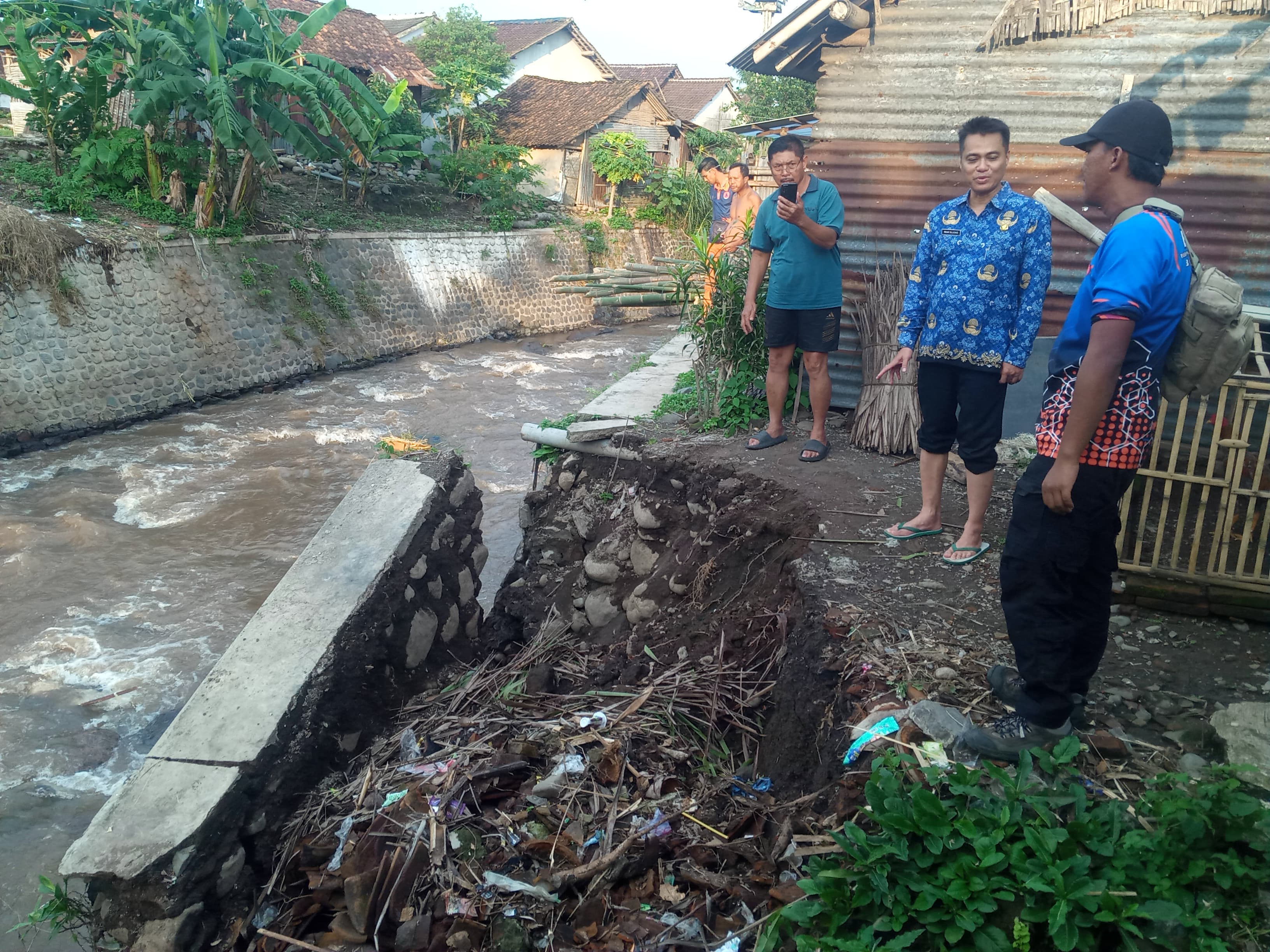 TINJAU LANGSUNG : Sejumlah petugas BPBD saat memantau kondisi longsor di Maesan, kemarin (17/12) malam.