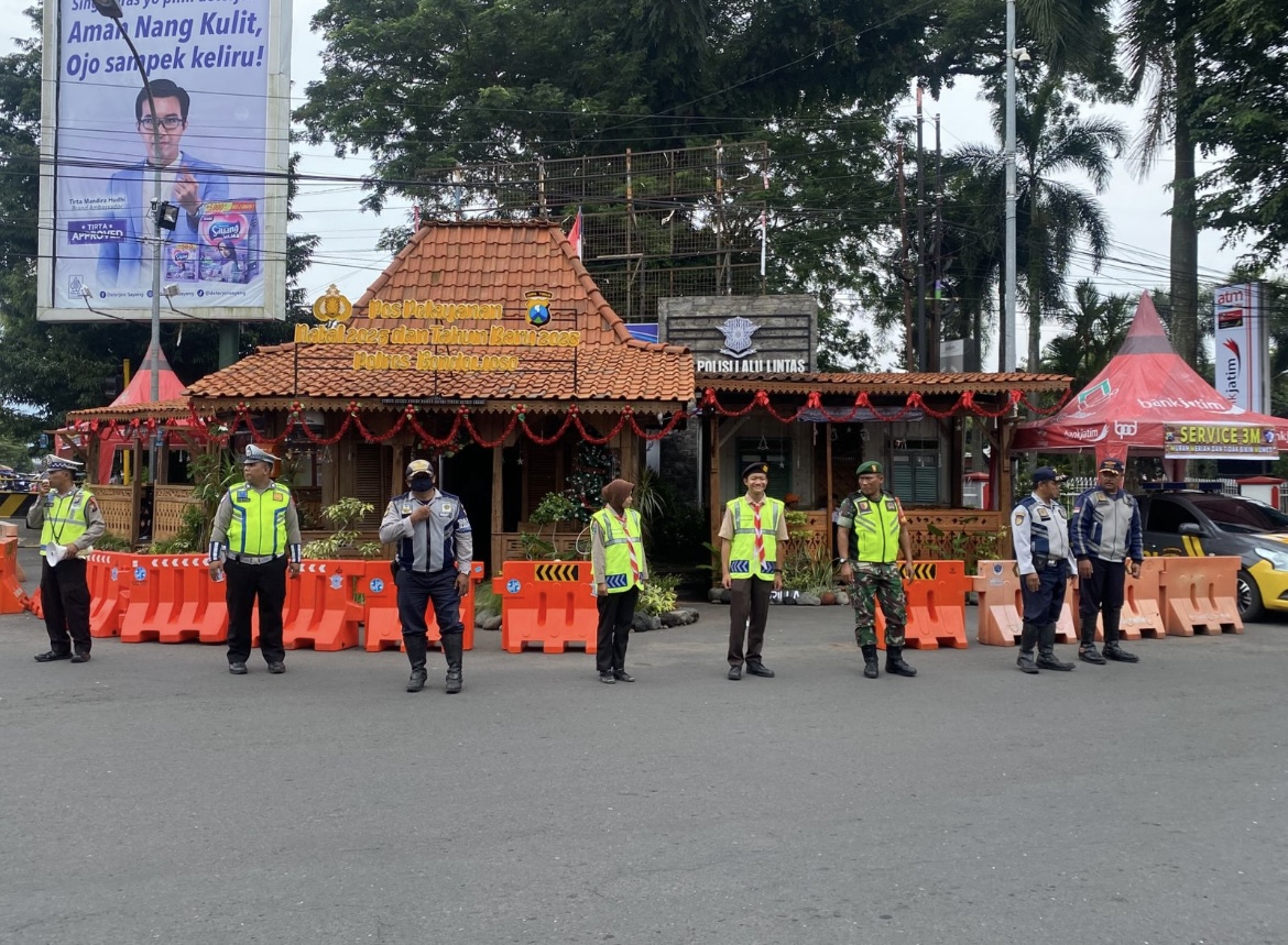 SIAGA: Petugas gabungan memantau arus lalu lintas di sekitar pos pelayanan alun-alun RBA Ki ronggo Bondowoso, kemarin.(ILHAM WAHYUDI/RADAR IJEN)