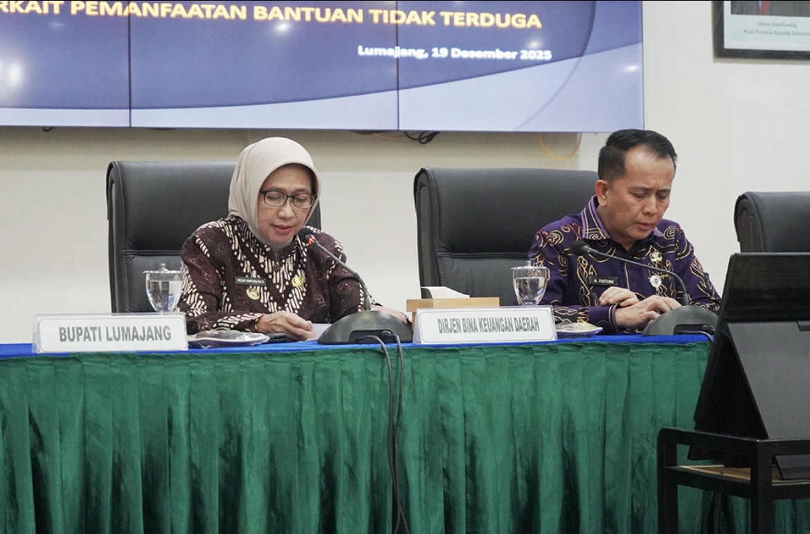SAMPAIKAN: Bupati Lumajang Indah Amperawati saat menyampaikan arahan terkait penggunaan biaya tidak terduga (BTT).(ATIEQSON MAR IQBAL/RAME)