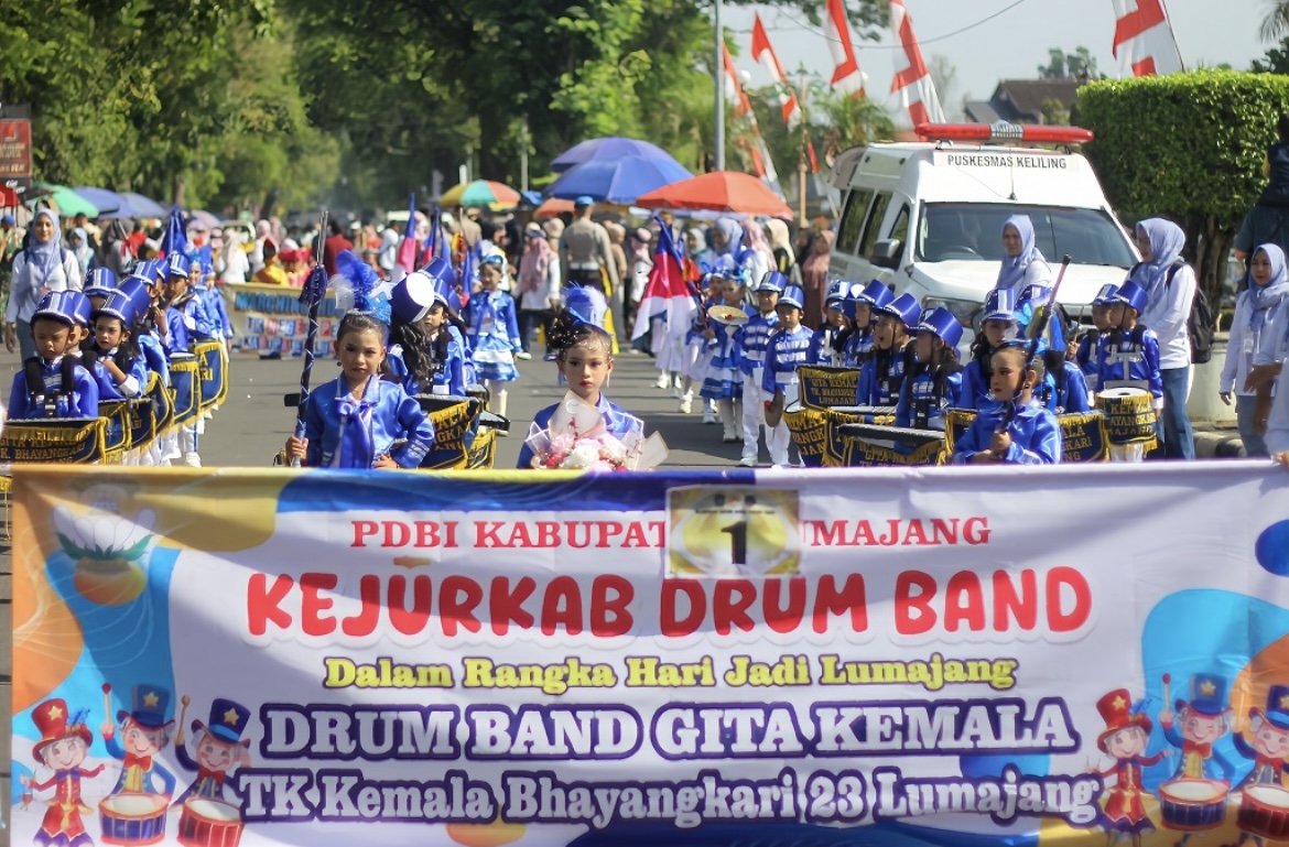 RAMAI: Penampakan salah satu lembaga pendidikan di Lumajang dalam menunjukkan aksi kreatifnya, akhir pekan kemarin.(ATIEQSON MAR IQBAL/RAME)