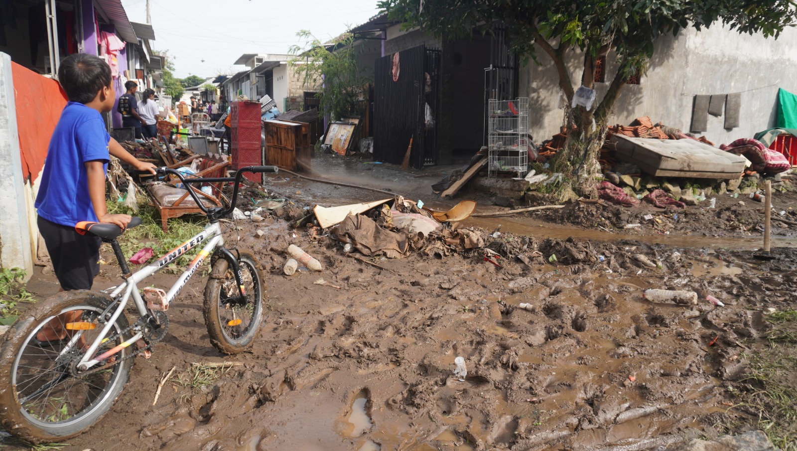 Bekas banjir dari luapan Sungai Bedadung yang menimpa warga di Perumahan Villa Indah Tegal Besar, Jember, Senin malam (16/12).
