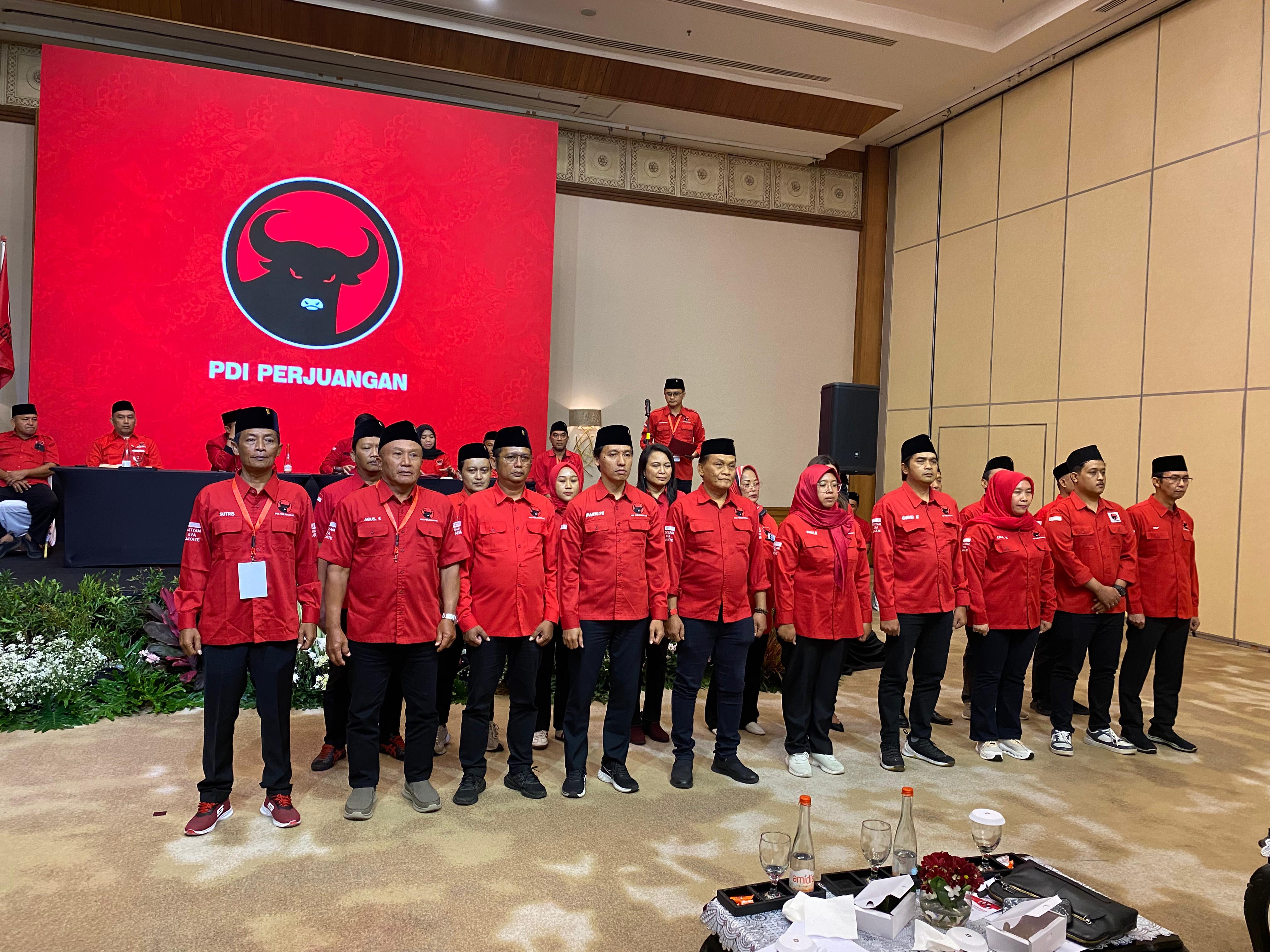 DIKUKUHKAN: Pengukuhan DPC PDIP Jember masa bakti 2025-2030. Kini tampuk kepemimpinan Jember dipimpin oleh Widarto.
