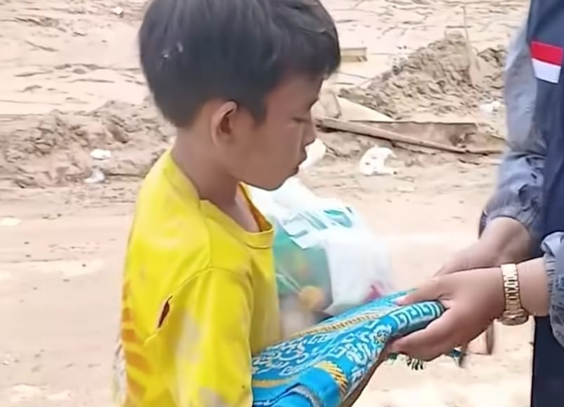 Momen seorang anak di Aceh meminta bantuan sajadah kepada relawan. (Instagram/berkahyatimcom)