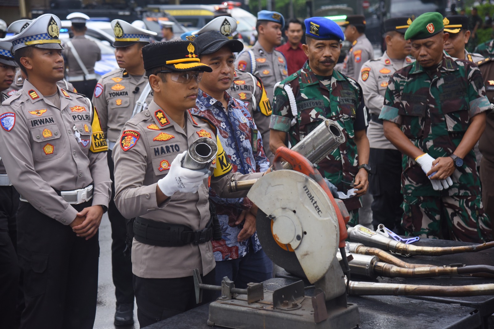 DIMUSNAHKAN: Kapolres Bondowoso AKBP Harto Agung Cahyono bersiap memusnahkan sejumlah barang bukti tindak pidana yang terjadi selama 2025