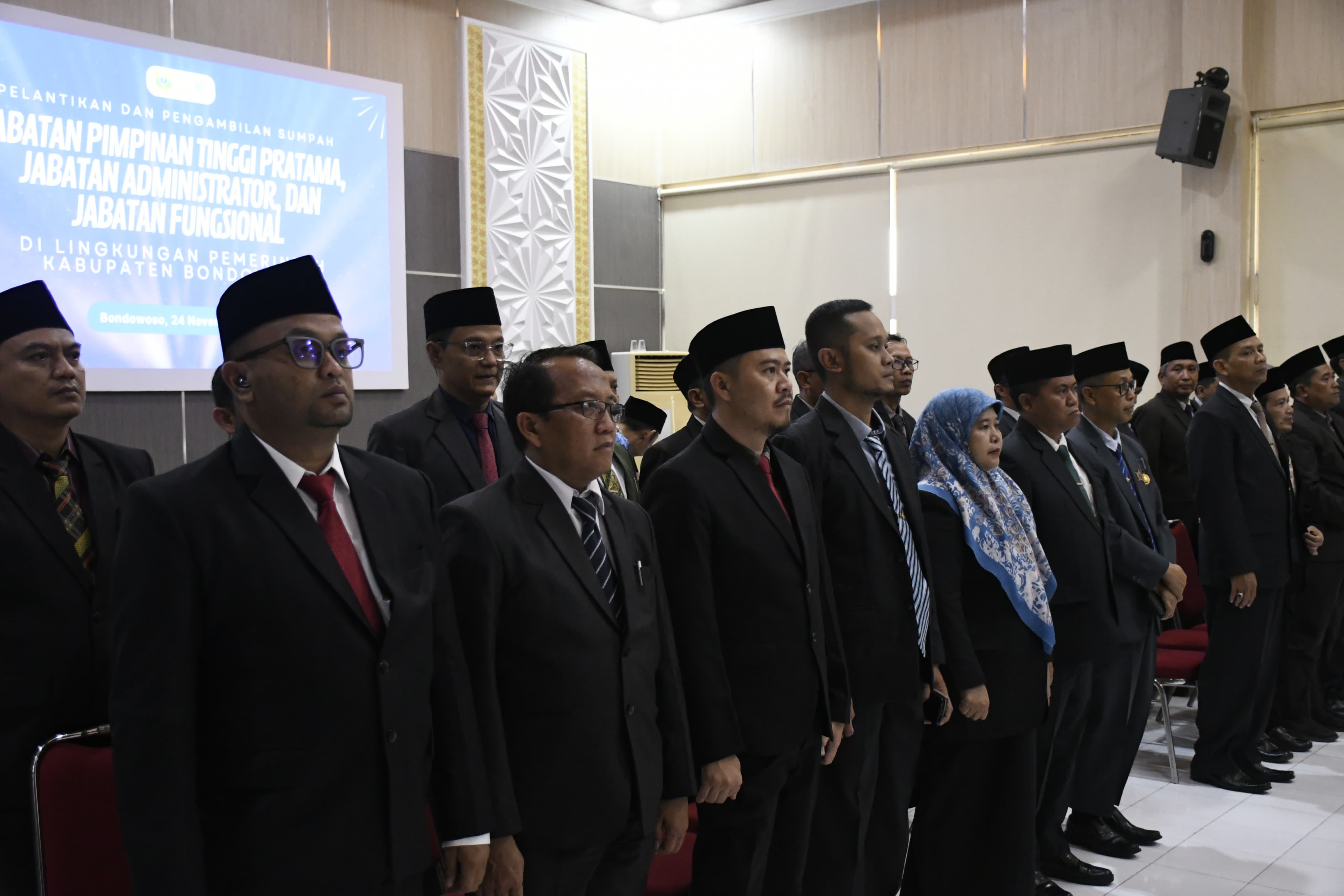 BERDIRI:Sejumlah pejabat saat mengikuti proses mutasi di gedung  Pemkab Bondowoso (FAQIH/RJ)