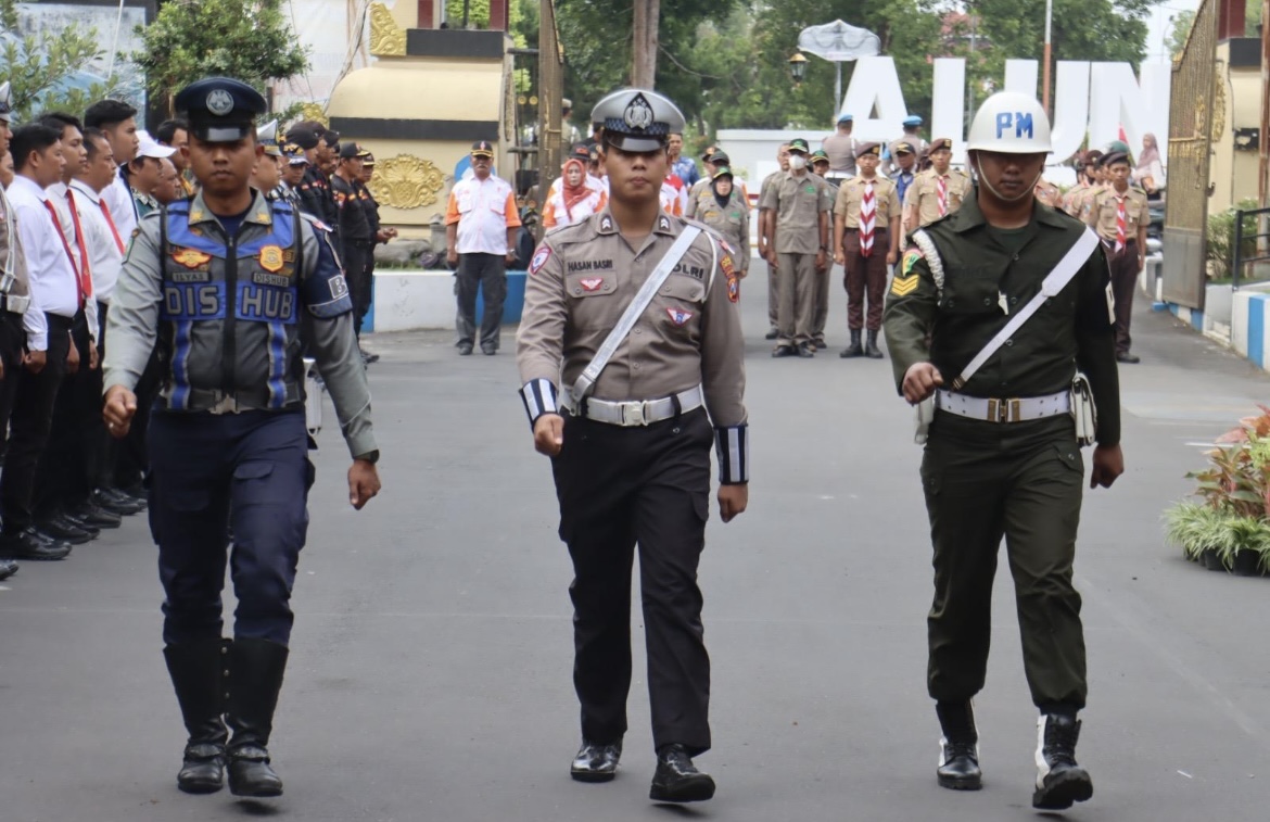 SIAPKAN: Polres Lumajang saat melakukan apel gelar pasukan persiapan menjelang nataru nanti.(ADE APRYANIS/RAME)