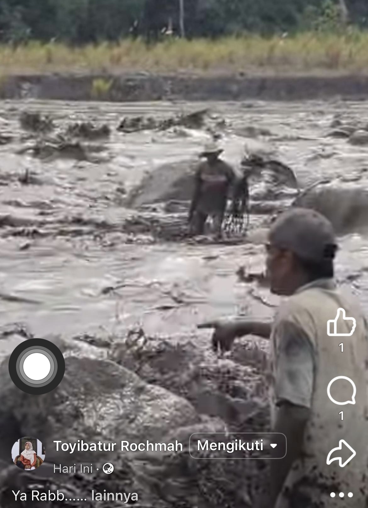 Penambang pasir saat terjebak di aliran lahar, kemarin.