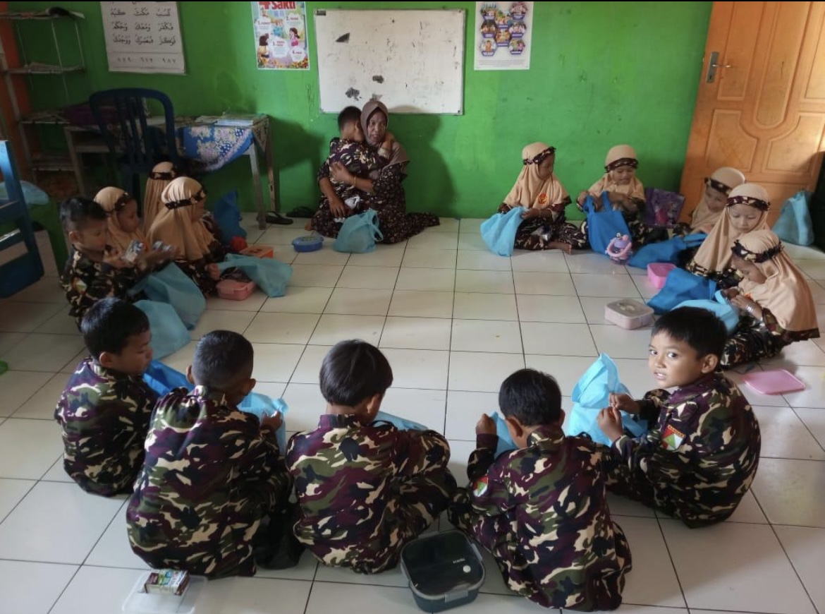 TERIMA: Siswa RA di Pasrujambe saat mendapatkan MBG selama libur sekolah, kemarin.(ADE APRYANIS/RAME)